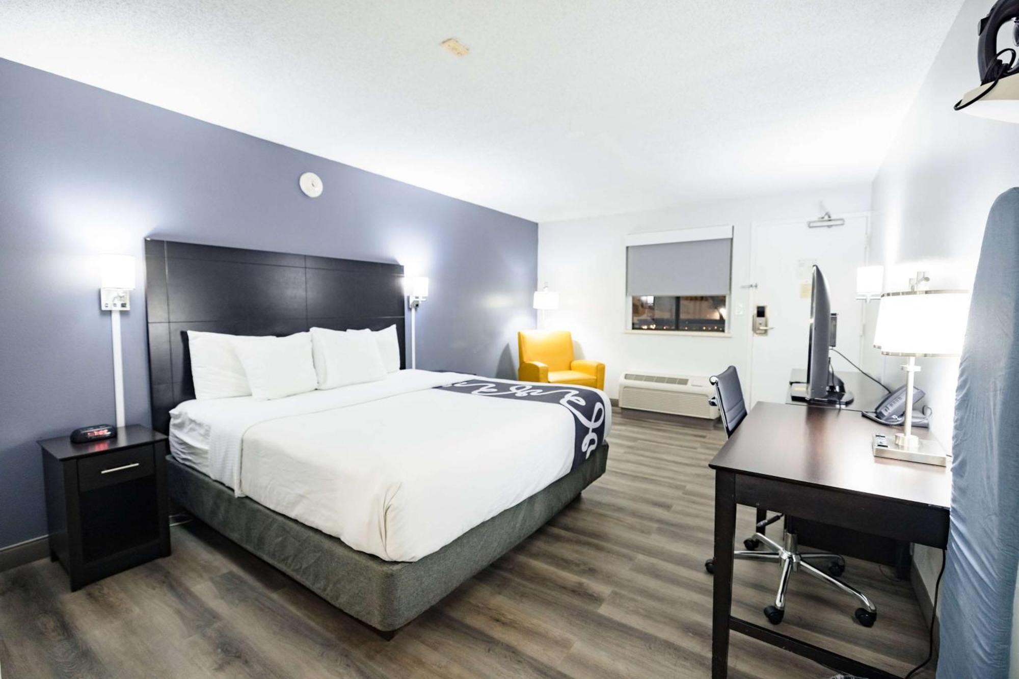 One-Bedroom King Room - Non-Smoking