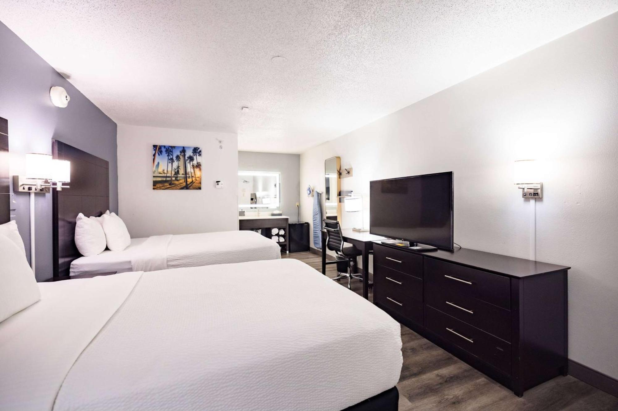 2 Queen Beds and 1 King Bed, Suite, Non-Smoking
